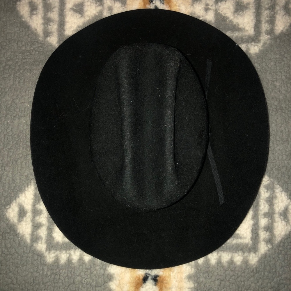 Black felt cowboy hat